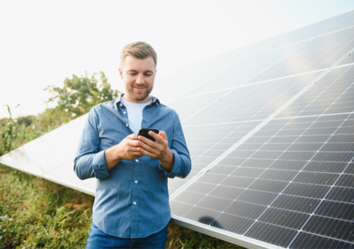 foto noticia Endesa estrena baterías virtuales para que los hogares con autoconsumo solar puedan ahorrar con sus excedentes sin límites.